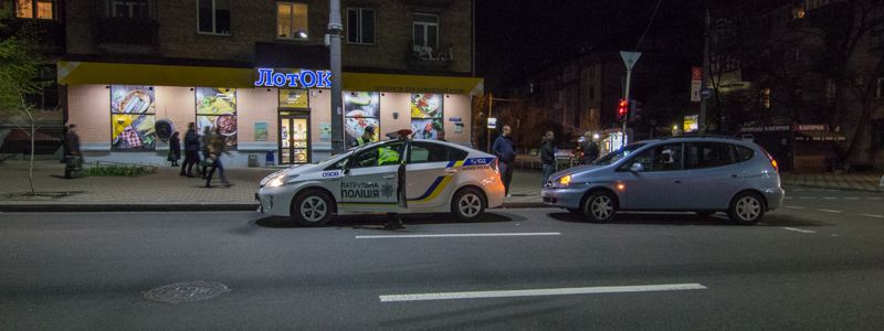 В Киеве на Воздухофлотском проспекте не поделили дорогу Chevrolet Tacuma и Chery Amulet