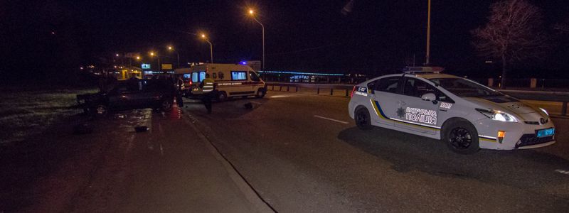 В Киеве на Набережном шоссе пьяный водитель перевернул Volkswagen: пострадали три человека