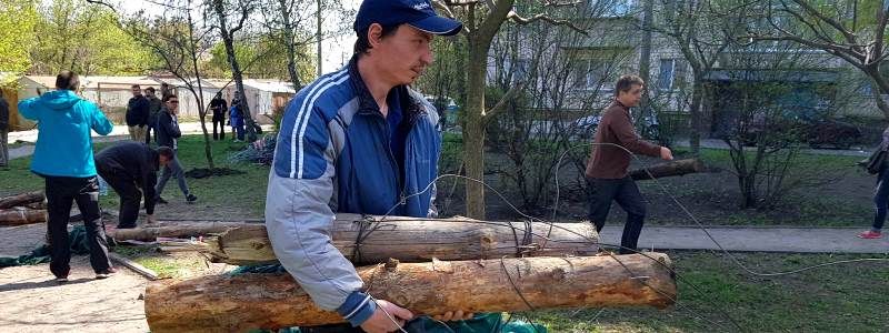 В Киеве на улице Отто Шмидта жители самовольно снесли забор с колючей проволокой