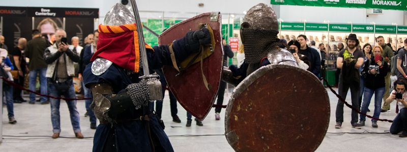 Ножевое шоу в Киеве: ведущий Discovery Дэйв Кантербери учит выживать в дикой природе