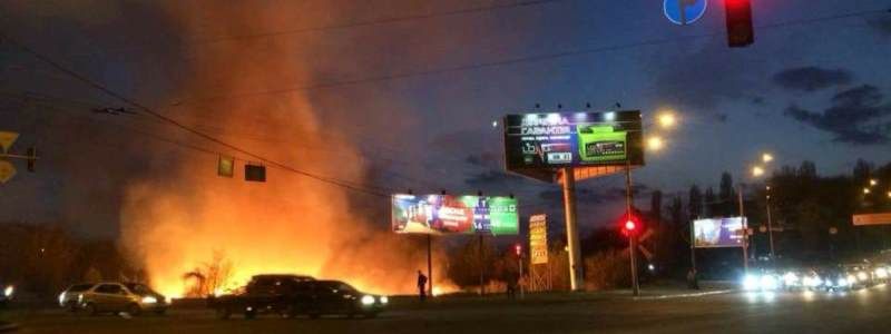 В Киеве 8 парней подожгли Совские пруды