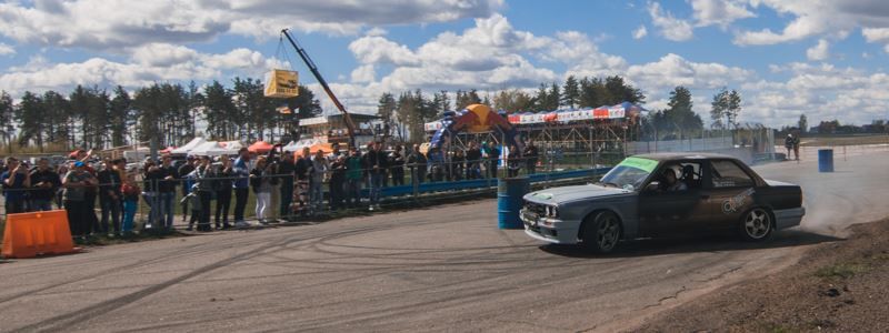 В Киеве жгли резину и выбирали самый красивый автомобиль