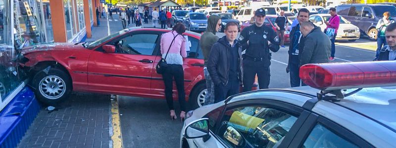 В Киеве на Братиславской девушка на BMW въехала в витрину "Эпицентра"
