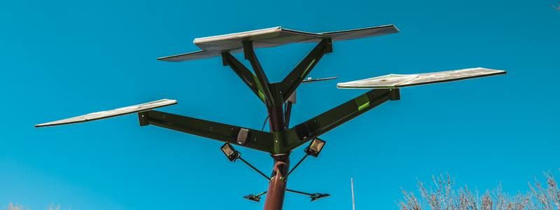 Smart-дерево в Киеве: реально ли послушать музыку online и зарядить гаджет