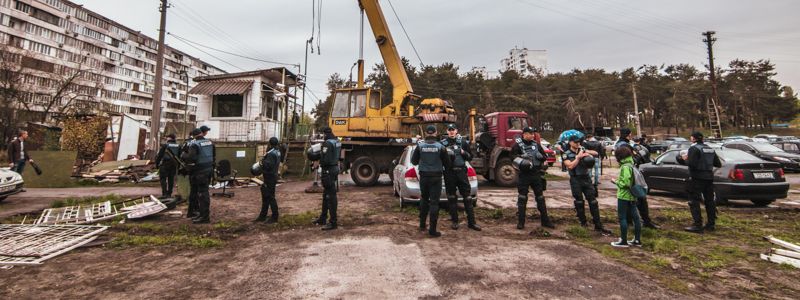 В Киеве на Лесном сносят кооперативную стоянку без согласия местных жителей