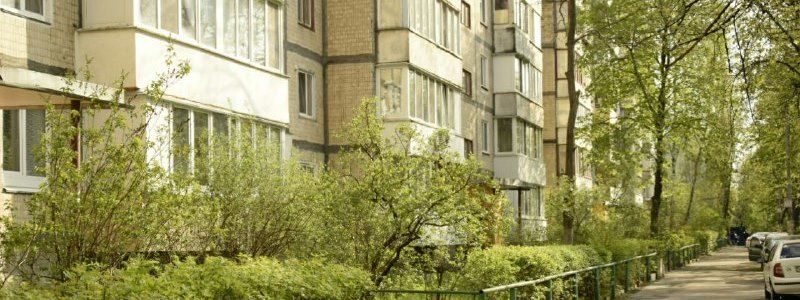 В Киеве на Борщаговке пенсионерка пыталась перерезать вены и спрыгнуть с 9 этажа