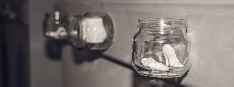 В Киеве показали мир материнства в стеклянных баночках