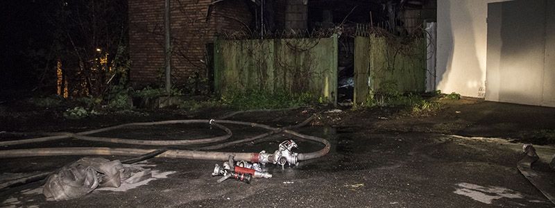 В Киеве возле жилой многоэтажки вспыхнуло заброшенное здание