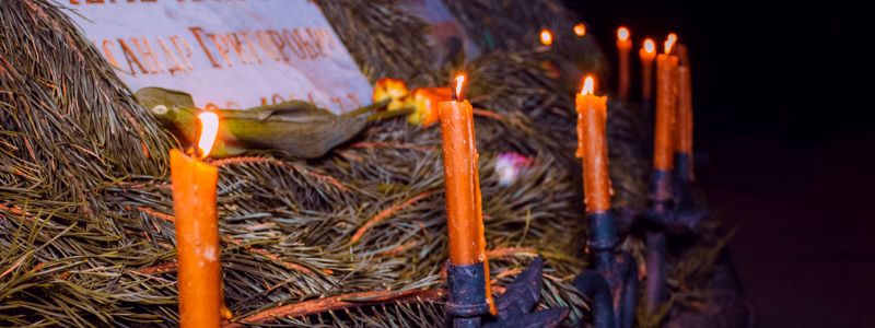 В Киеве ночью били в колокол и зажигали свечи