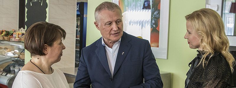 В Киеве Суркис познакомился с детьми из реабилитационного центра и пригласил их на матч "Динамо"