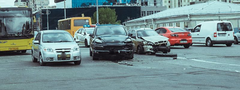 В Киеве на улице Льва Толстого столкнулись Porsche, Daewoo и маршрутка