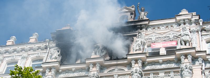 В центре Киева загорелся дом