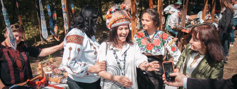 В Киеве музей Пирогово превратился в карпатский край с поющими гуцулами