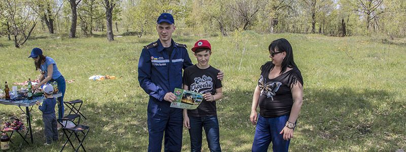 В Киеве спасатели подготовили отдыхающих к майским праздникам: как правильно разжечь и потушить костер