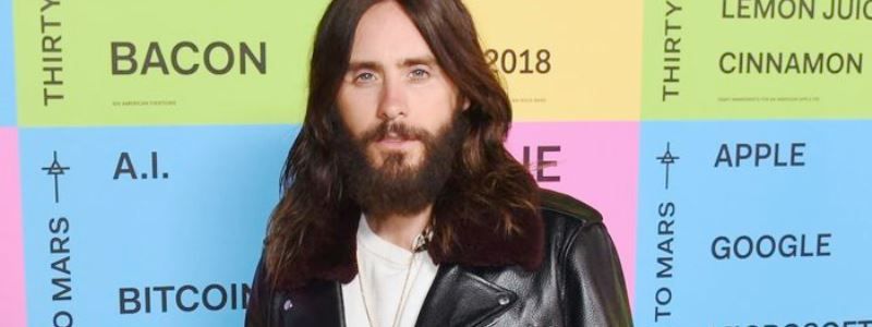 30 Seconds to Mars в Киеве: Джаред Лето прогулялся по Контрактовой площади и проехался в автобусе
