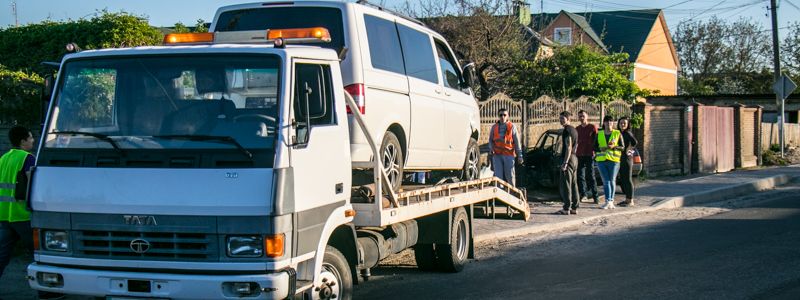 Под Киевом Volkswagen отправил Таврию в забор: есть пострадавший