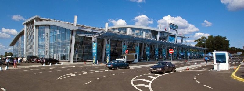 ЧП в "Жулянах": грузчики протаранили самолет на Неаполь, рейс задержали на 1,5 дня