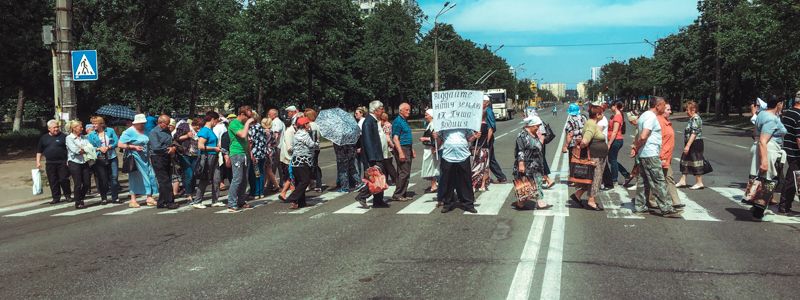 В Киеве на улице Маршала Гречко пенсионеры на 3 дня перекрывают дорогу из-за садов и квартир