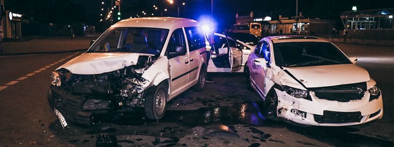 В Киеве на Красном Хуторе столкнулись Honda и Volkswagen: пострадал мужчина