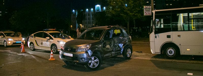 В Киеве возле Billa маршрутка влетела в Daihatsu