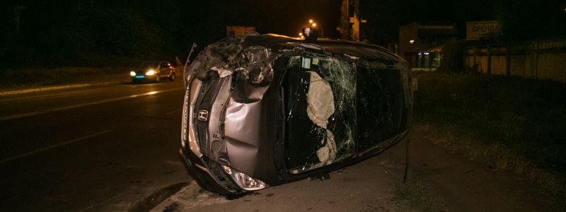В Киеве пьяная девушка на Honda влетела в ВАЗ и перевернулась