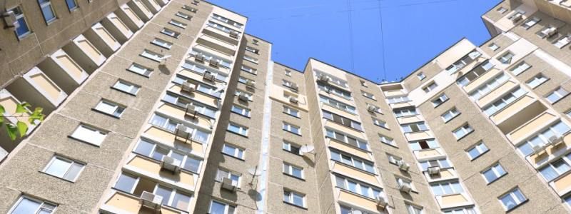 В Киеве молодой мужчина мыл окна на 10 этаже, оступился и разбился насмерть