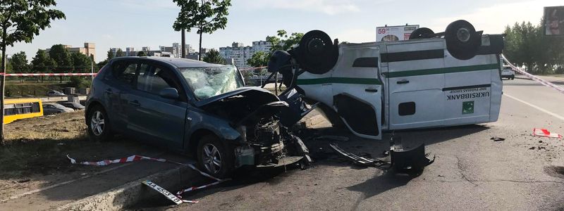 В Киеве на Бальзака Hyundai нокаутировал инкассаторов: пострадали семеро, среди них - 3-летний ребенок