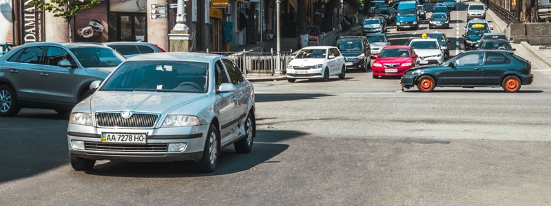 В Киеве на Бессарабской площади Honda на еврономерах влетела в Skoda