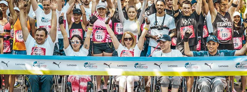 В Киеве люди одновременно со всем миром убегали от автомобиля