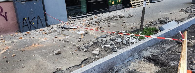 В Киеве возле Radisson на оживленную улицу с крыши посыпались кирпичи