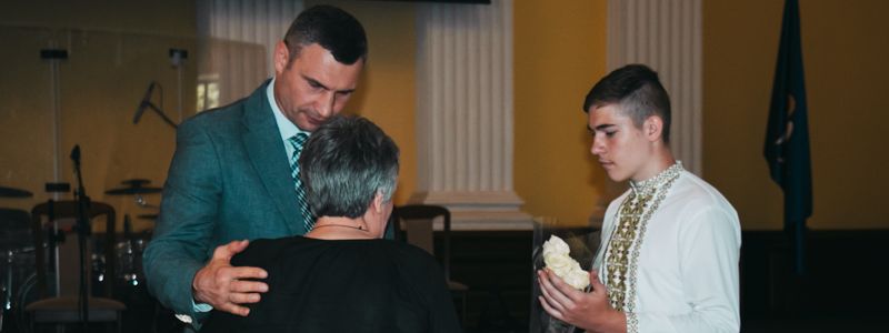 В Киеве Кличко наградил посмертно героев АТО и вручил медали скорбящим матерям воинов