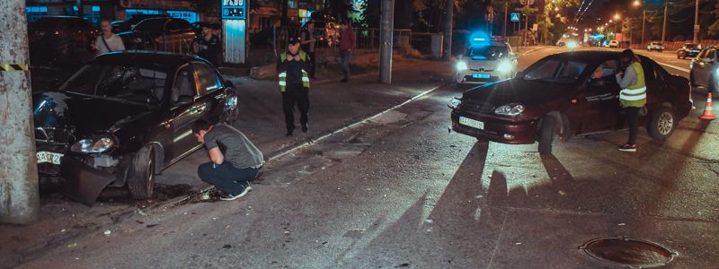 В Киеве на Дорогожичах Daewoo Lanos разбился о столб