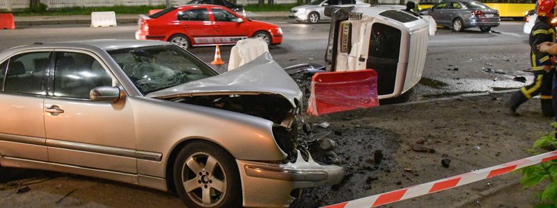 В Киеве на пересечении улиц Телиги и Гонты столкнулись три авто с опрокидыванием