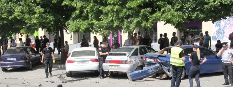 Масштабное ДТП в Запорожье, стрельба с самоубийством в колледже России и заморозки в Украине: ТОП новостей дня