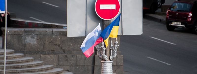 В Киеве на Крещатике развесили «триколоры»: подробности