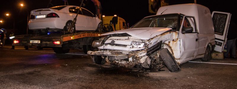 В Киеве на Академика Заболотного Honda протаранила выкатившуюся на дорогу Skoda