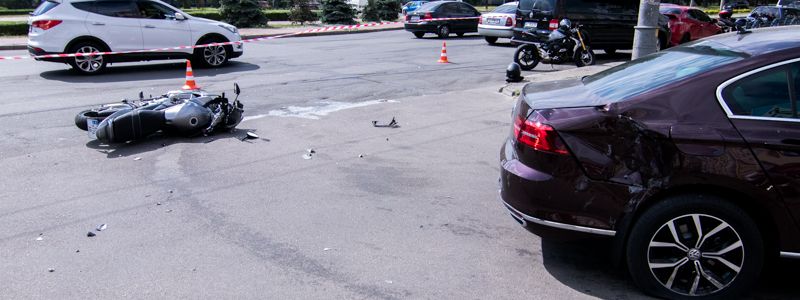 В Киеве на Оболони иномарка сбила мотоциклиста