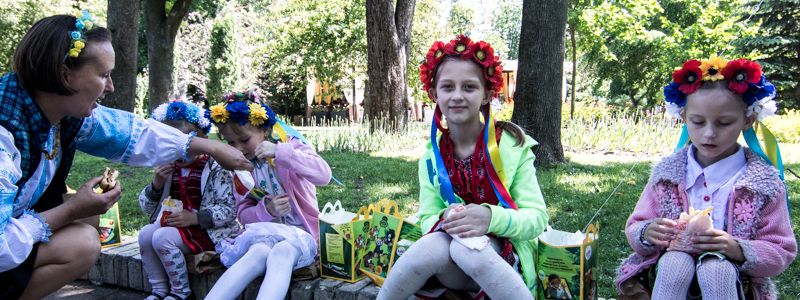 В центре Киева дети разрисовали автомобили