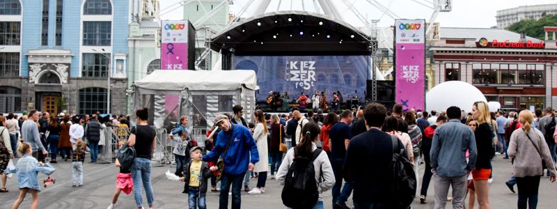 В Киеве на Контрактовой пели и плясали под еврейскую музыку