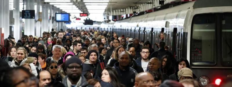 Францию засыпало снегом, столкновение самолетов в Турции, забастовка железнодорожников во Франции: ТОП новостей дня