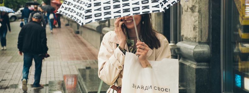 Дождь в Киеве: как горожане прыгали через лужи и прятались от стихии