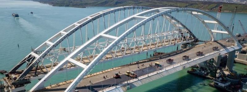 Открытие Керченского моста, новый скандал с Facebook и красочный фильм о Queen: ТОП новостей дня