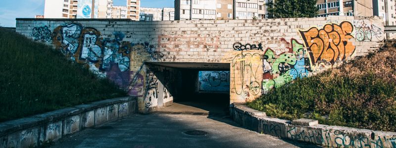 Реклама наркотиков и недоступеньки: как выглядит переход на Ревуцкого до капитального ремонта