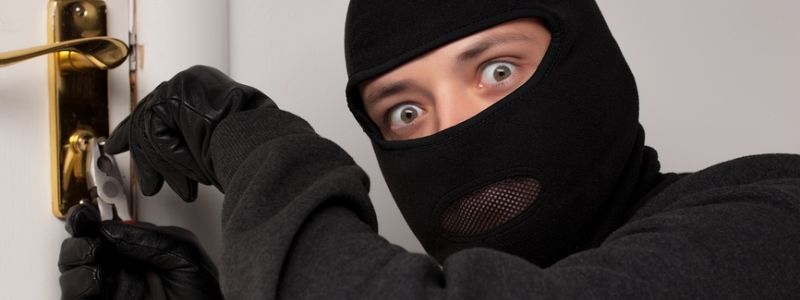 В Киеве иностранцы из Одессы ограбили квартиру и разбили авто полиции