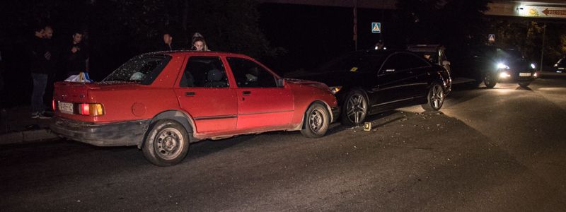 В Киеве на Парковой дороге Ford влетел в Mercedes: у пострадавшего водителя нашли пакет "травы"