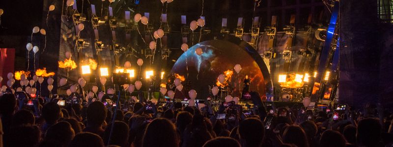 Лига звезд: в Киеве на Троицкой площади ждали Ньюмена, радовались Монатику и танцевали под Полякову