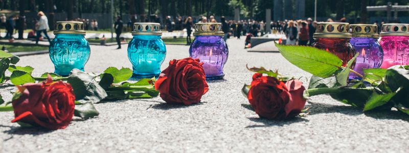 В Киеве Порошенко с женой, Кличко и другие чиновники почтили память жертв политических репрессий