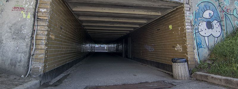 Осыпающаяся штукатурка и граффити на стенах: как выглядит переход на Осокорках до капитального ремонта