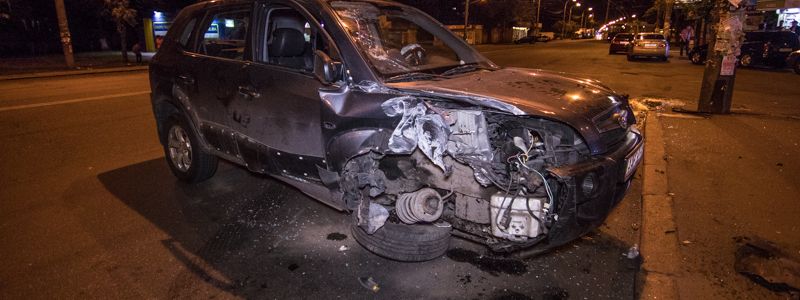 В Киеве на проспекте Свободы Hyundai Tucson врезался в столб и перевернулся