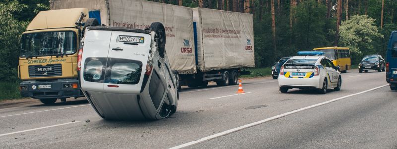 На Гостомельской трассе столкнулись два Renault Kangoo: виновник аварии не помнит, как все произошло